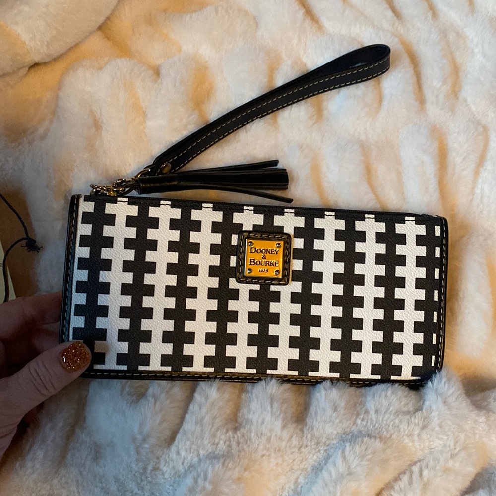 BNWT Dooney & Bourke Black Carolina Tatum Wristlet